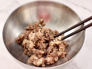 四喜饺子,猪肉馅里加入生抽和花椒粉，适量盐和味精，料酒。