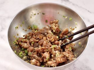 四喜饺子,把所有的食材，混合搅拌均匀即可。