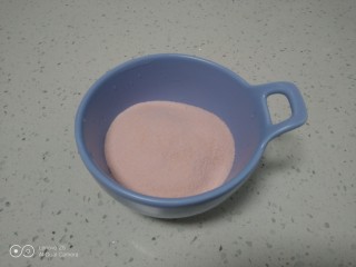 西米拌草莓果冻、龟苓膏,草莓粉倒入碗里