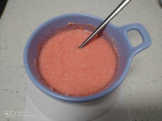 西米拌草莓果冻、龟苓膏,加入等量清水搅拌均匀