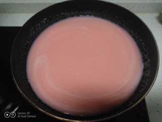 西米拌草莓果冻、龟苓膏,将清水倒入锅中，水微开倒入草莓汁，一边搅拌一边倒入
