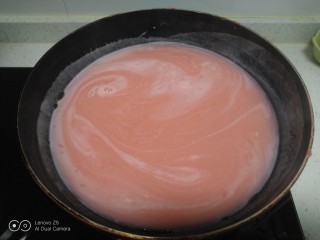 西米拌草莓果冻、龟苓膏,不停搅拌，中小火煮至2分钟