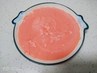 西米拌草莓果冻、龟苓膏,切成自己喜欢的块状