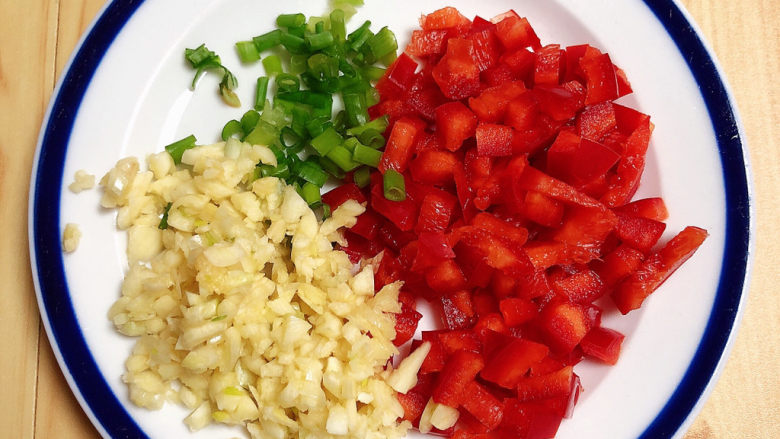 蒜泥蒸茄子,葱蒜切末、红椒切丁待用。