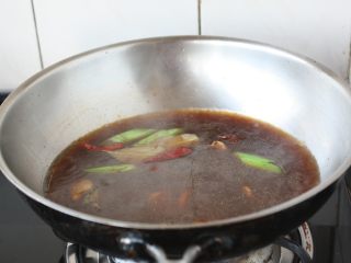 黄豆烧猪手,放入1听啤酒、适量的开水，煮开，熬大约5分钟，卤水汁做好了。