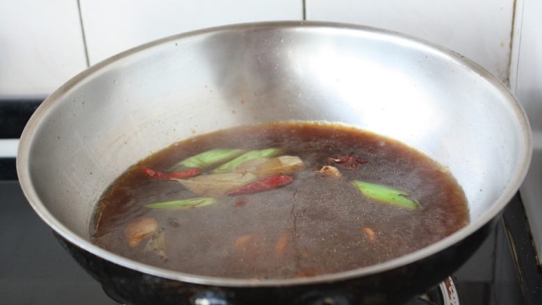黄豆烧猪手,放入1听啤酒、适量的开水，煮开，熬大约5分钟，卤水汁做好了。