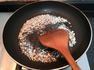 蒜泥蒸茄子,把蒜沫，翻炒均匀爆香，炒至金黄后，盛出