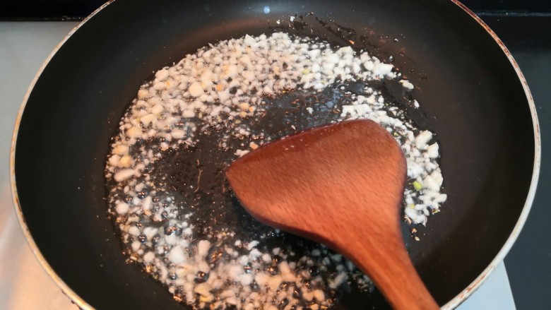 蒜泥蒸茄子,把蒜沫，翻炒均匀爆香，炒至金黄后，盛出