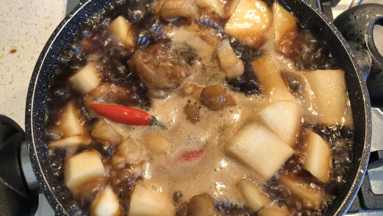 红烧牛蹄筋,大火煮开后，转小火慢慢炖，炖煮至汤汁浓稠，就可以吃啦。