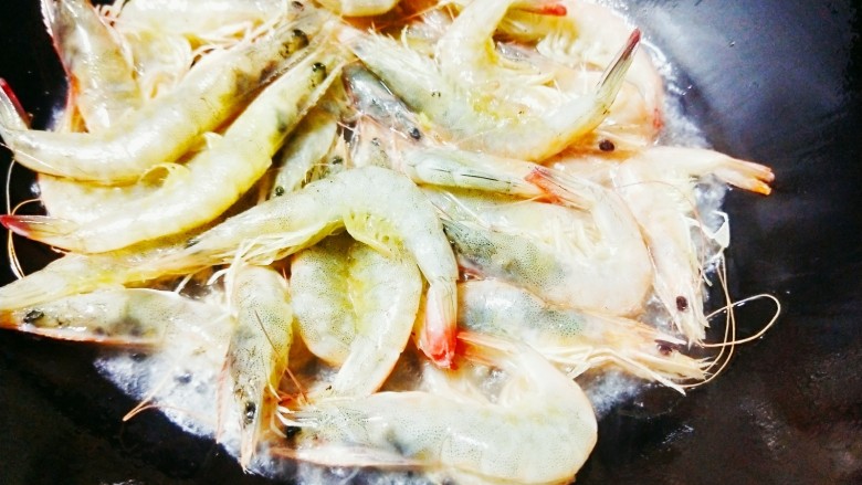 红烧大白虾,锅中倒油，油热后倒入大白虾，炸制泛红
