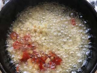 蒜泥蒸茄子,烧一点油浇在朝天椒,香菜和蒜头里,然后搅拌一下.