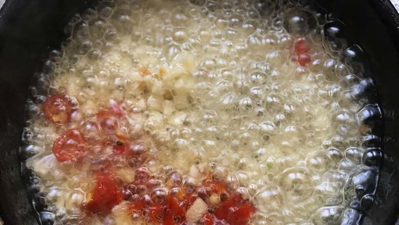 蒜泥蒸茄子,烧一点油浇在朝天椒,香菜和蒜头里,然后搅拌一下.