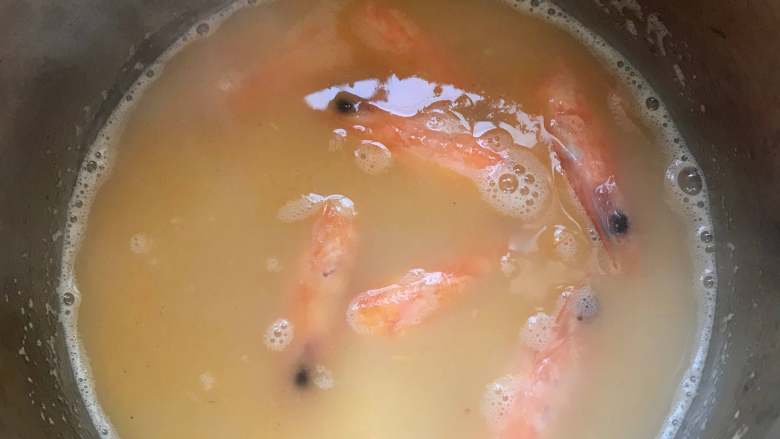 冬瓜炒虾仁,翻炒出香味后,倒入少许热水,盖上锅盖焖煮10分钟.然后过滤虾汤备用.