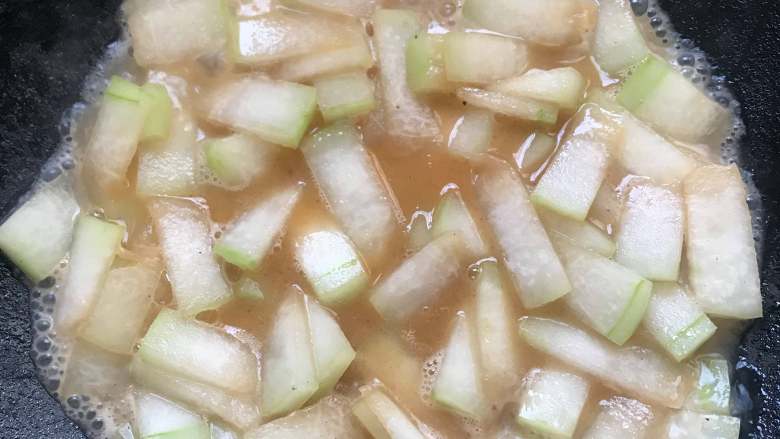冬瓜炒虾仁,把熬煮好的虾汤倒入进行焖煮4分钟.