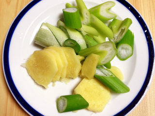 排骨豆角焖面,大葱和姜切好待用。