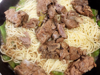排骨豆角焖面,开盖儿，用筷子将面和蔬菜挑开，挑均匀。