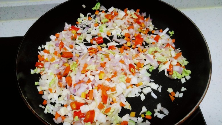 卤豆干、豆腐皮、素肠炒米,放入包菜、白菜、胡萝卜碎