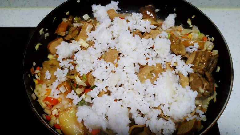 卤豆干、豆腐皮、素肠炒米,倒入米饭