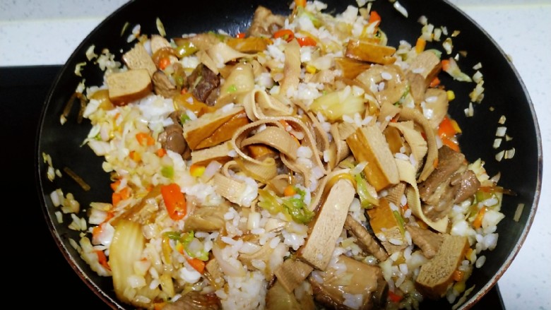 卤豆干、豆腐皮、素肠炒米,翻炒均匀