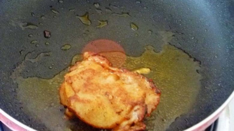 美味的新奥尔良煎鸡肉饭,平底锅少许油，下入鸡腿肉中小火煎成两面金黄成9成熟即可。用筷子能扎动即可。