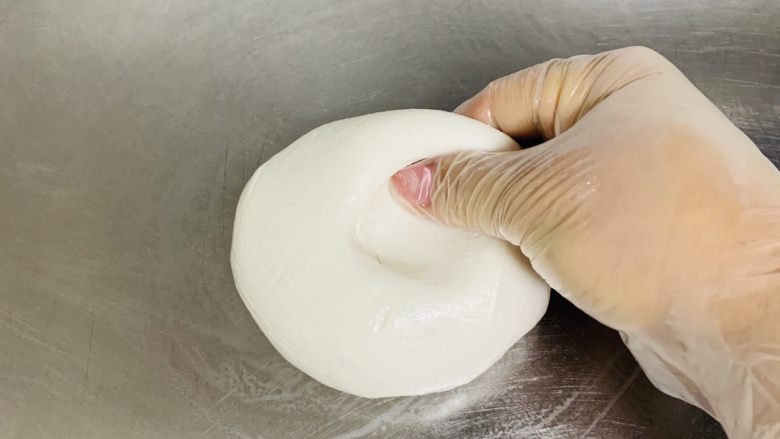 东北油炸糕,带上一次性手套，揉成光滑、柔软、细腻的面团。（也可以在手上抹上油来操作）