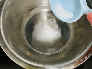 东北油炸糕,用一个小盆加入水、加入白砂糖。
