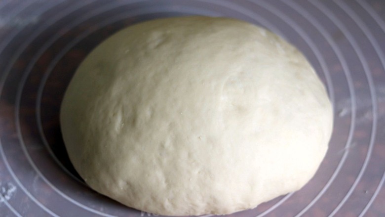 猪肉大葱包,发酵好的面团放在揉面垫，撒适量干粉，揉匀排气静置10分钟。