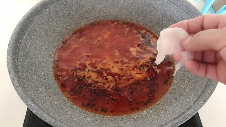 酸汤龙利鱼,把火力调成小火，加入腌制入味的龙利鱼片