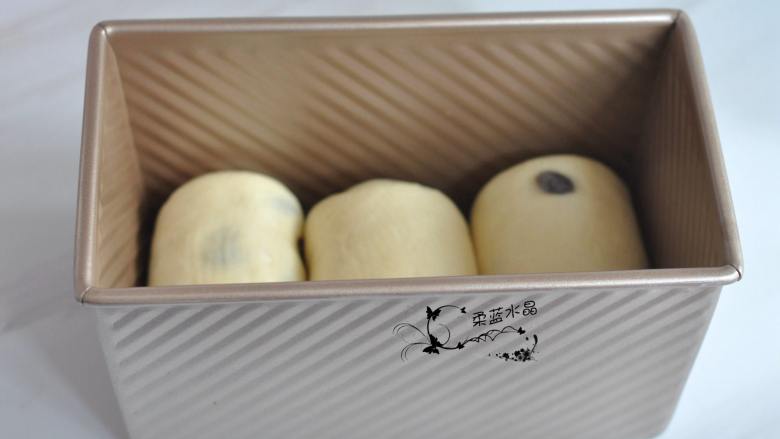 葡萄干吐司,放入吐司盒中，进发酵箱设定温度为33，湿度80，时间为50分钟，进行二发。