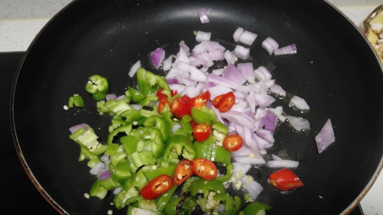 尖椒、洋葱、咸蛋清、豆角炒米,锅中放入适量油，炒香尖椒、洋葱