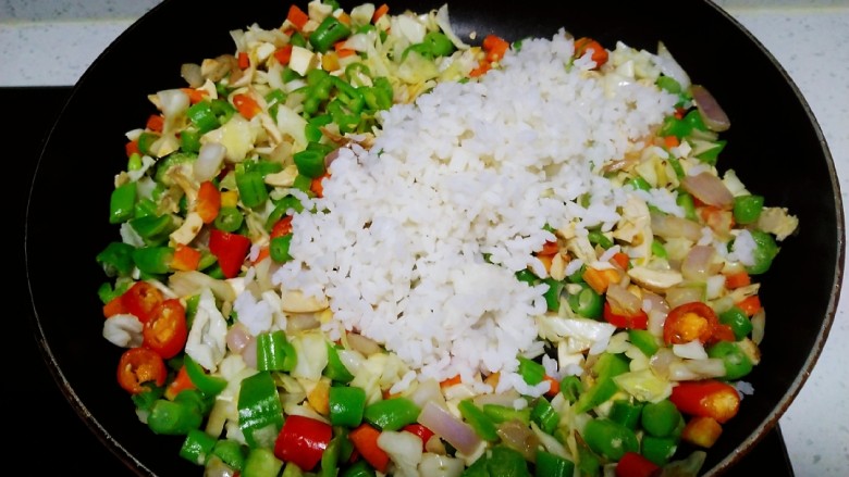 尖椒、洋葱、咸蛋清、豆角炒米,放入隔夜米