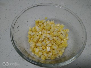 玉米粑粑,用手把玉米粒一颗颗掰下