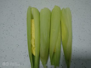 玉米粑粑,2张玉米叶重叠在一起，把打碎的玉米装入玉米衣中