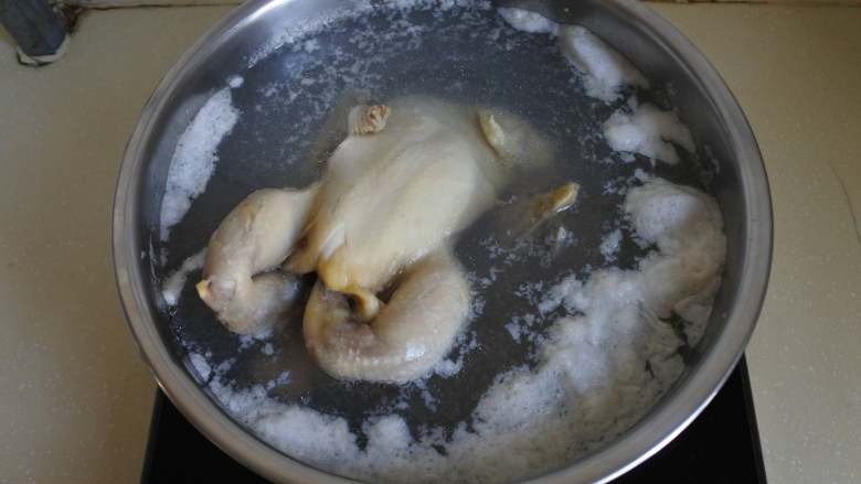 人参炖鸡，美味养生两不误，冬季进补正当时 ,1.整鸡洗净焯水