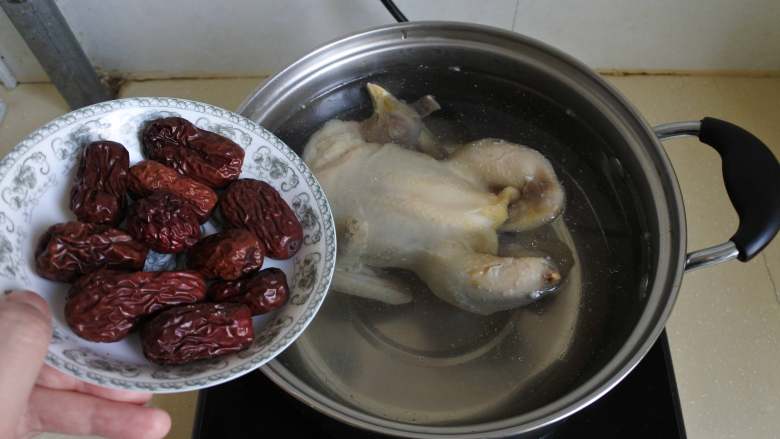 人参炖鸡，美味养生两不误，冬季进补正当时 ,2.放入炖锅内，加热水没过。放入大枣、