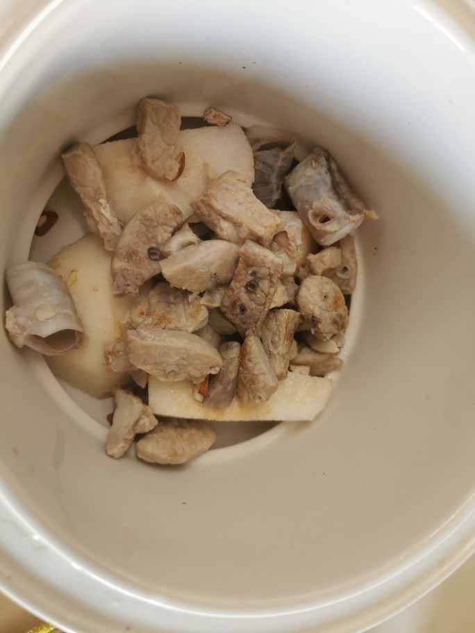 南北杏雪梨猪肺汤,将全部汤料放进炖盅，加入5饭碗左右的开水，盖上盅盖，隔水炖2个小时。