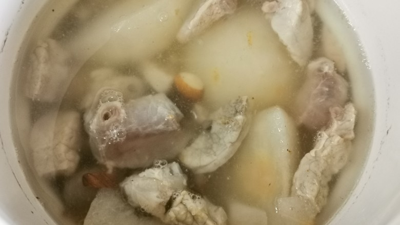 南北杏雪梨猪肺汤,汤飘着淡淡的杏仁香，不油腻，清甜好饮，喉咙一下子变舒服了！炖之汤色清，煲之汤色浓，炖煲功效一样。