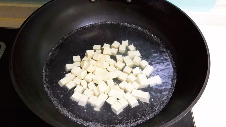 豆腐蒸蛋,炒锅加入冷水烧开后放入豆腐，水开后焯水2分钟后把豆腐捞出来