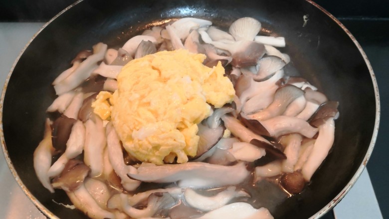 平菇炒鸡蛋,平菇回软后，倒入鸡蛋