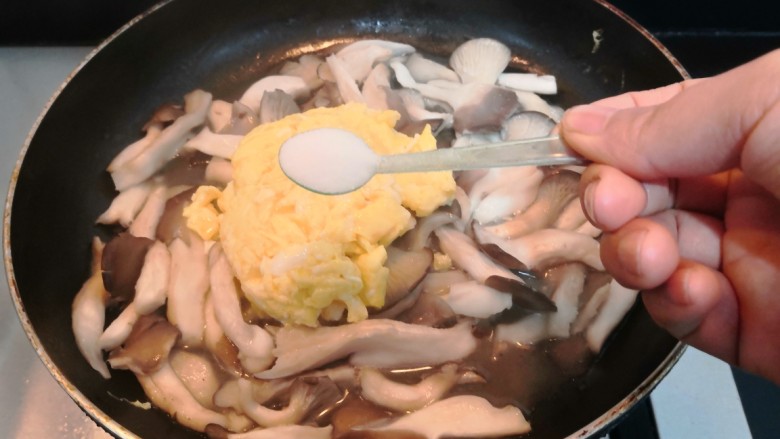 平菇炒鸡蛋,倒入鸡蛋后，加入盐