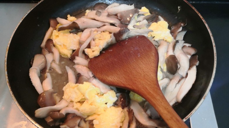 平菇炒鸡蛋,把鸡蛋和平菇，翻炒均匀，至平菇完全断生
