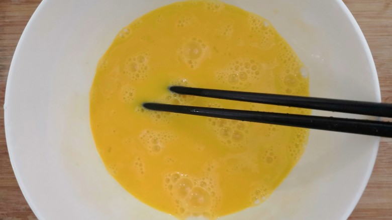 葱香鸡蛋饼,把鸡蛋，用筷子搅拌均匀
