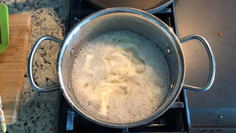 大碗肉沫宽面,水里放2茶匙盐，煮沸，加入面条，煮8分钟左右。