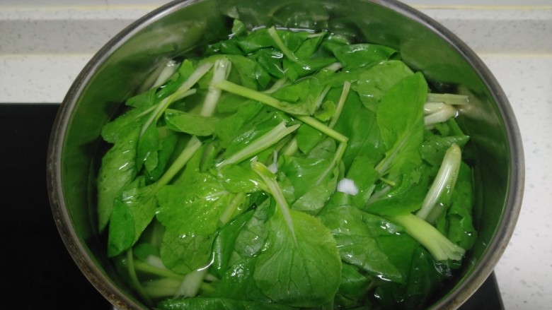 尖椒、洋葱炒小青菜,锅中放入适量清水，加入适量盐、几滴油，放入小青菜