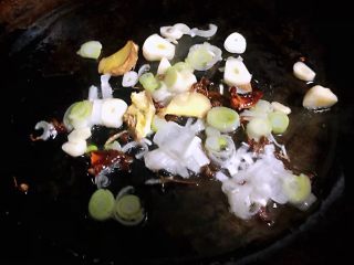 黄豆炖猪脚,锅中倒入底油加热放入花椒、八角、葱、姜、蒜爆香