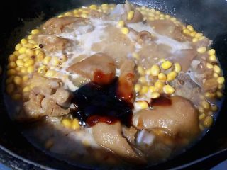 黄豆炖猪脚,炖至汤汁不多时放入蚝油翻炒均匀
