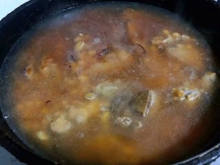 黄豆炖猪脚,添加适量清水再加入适量煮猪脚原汁原味汤汁大火炖起来
