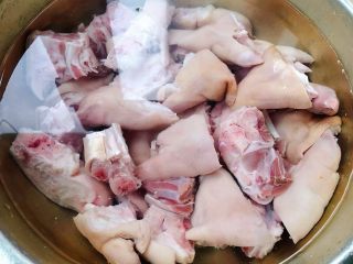 黄豆炖猪脚,买回来新鲜的猪脚清洗一下用盐水浸泡一个小时再洗净沥干水份备用