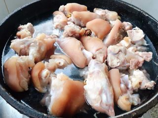 黄豆炖猪脚,锅中烧开水将猪脚焯水去除杂质和油脂猪脚变色即可立即放入冷水中过凉锅中再倒入清水放入猪脚、花椒、北极、姜片大火炖起来