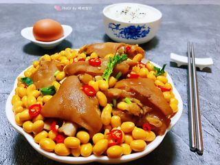 黄豆炖猪脚,营养丰富的黄豆炖猪脚装入盘中搭配一碗白米饭和鸡蛋好极了